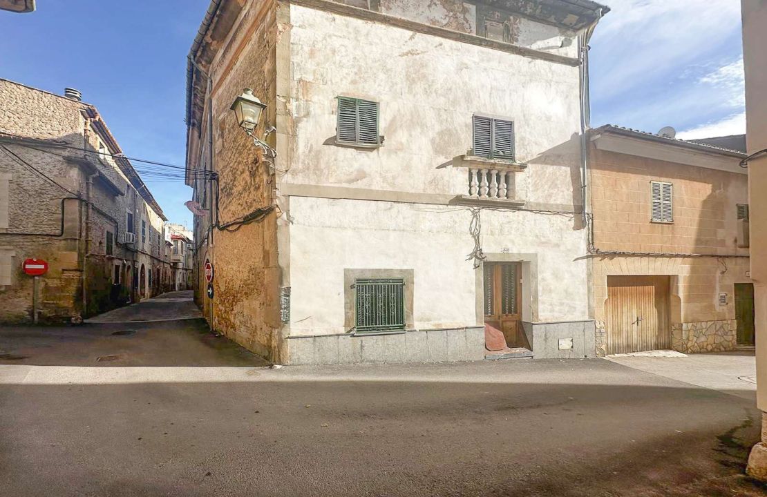 Townhouse for sale in Pollença old town to be refurbished